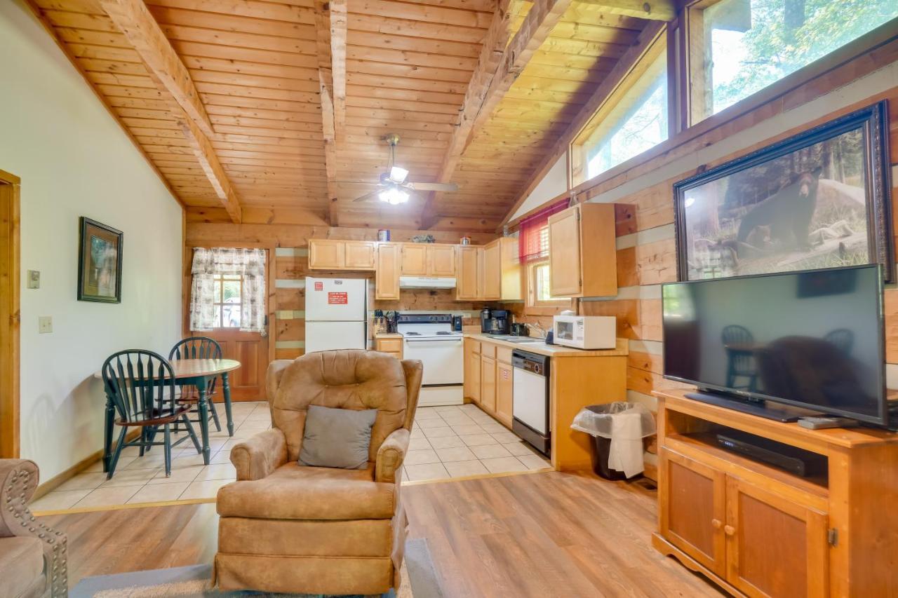 Cozy With Private Hot Tub!