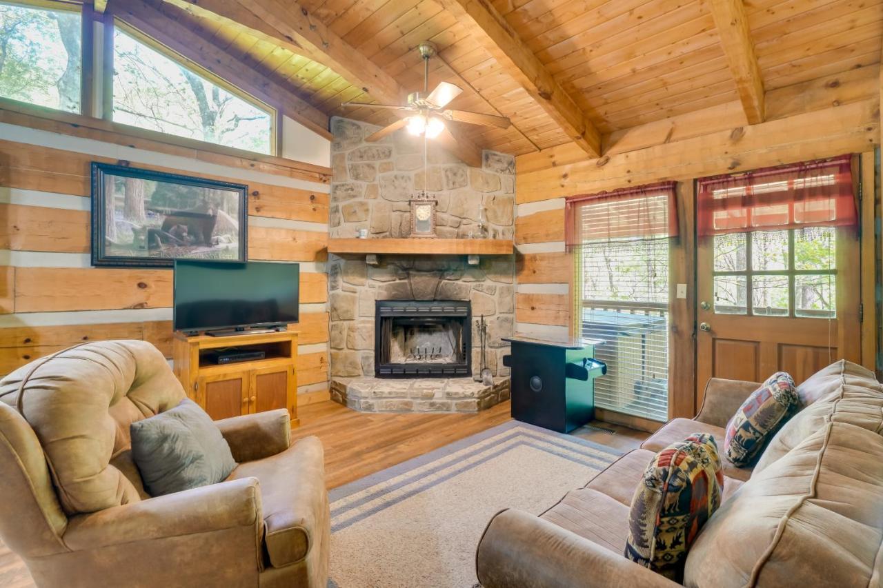 Cozy With Private Hot Tub!
