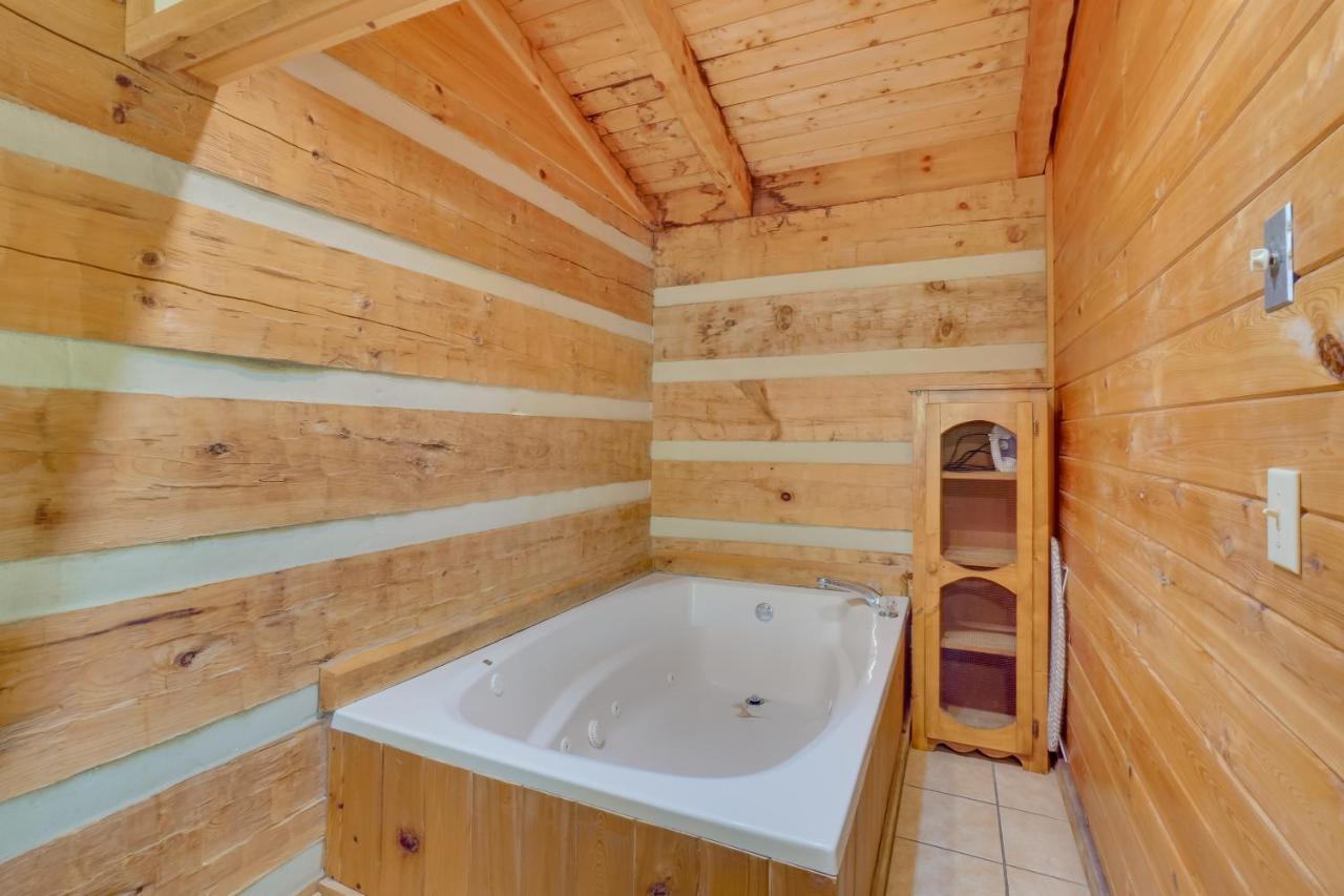 Holiday home Cozy With Private Hot Tub!