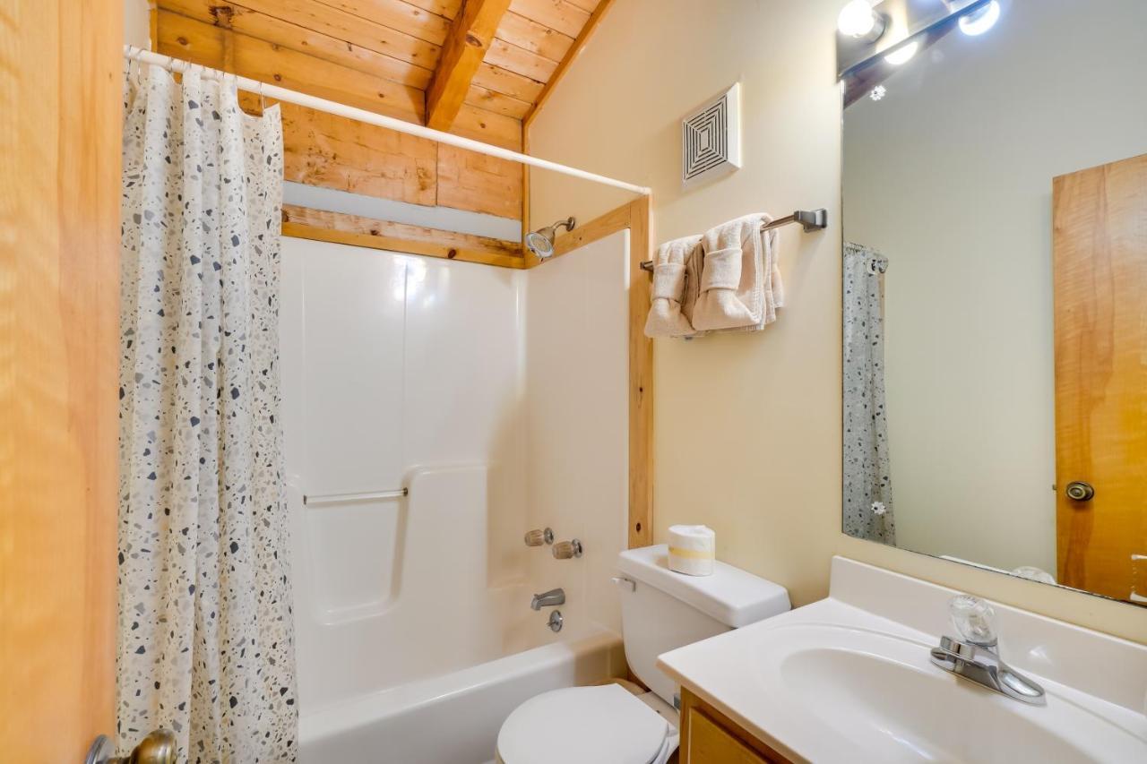 Holiday home Cozy With Private Hot Tub!