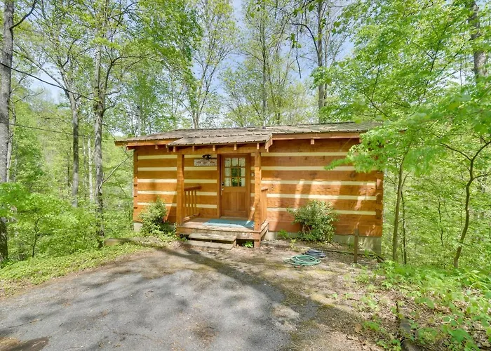 Cozy Gatlinburg Cabin With Private Hot Tub!