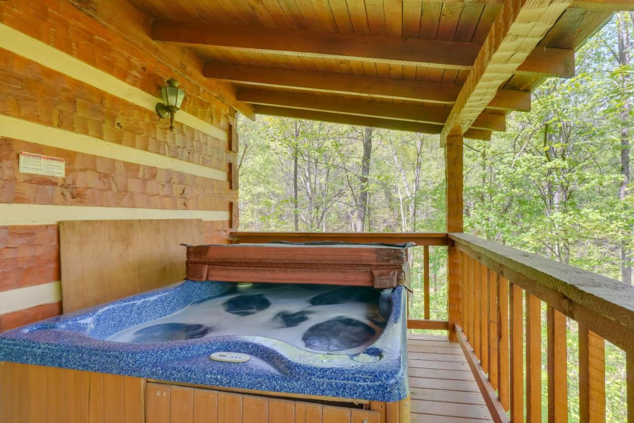 Cozy With Private Hot Tub! *